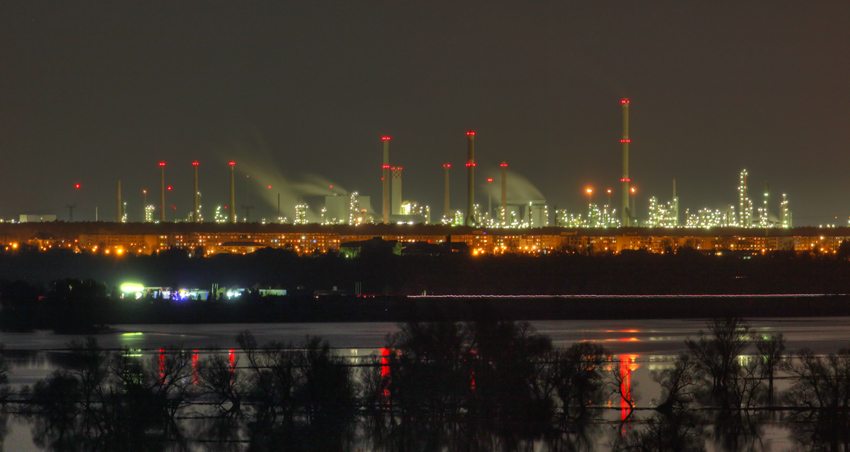 PCK Raffinerie bei Nacht
