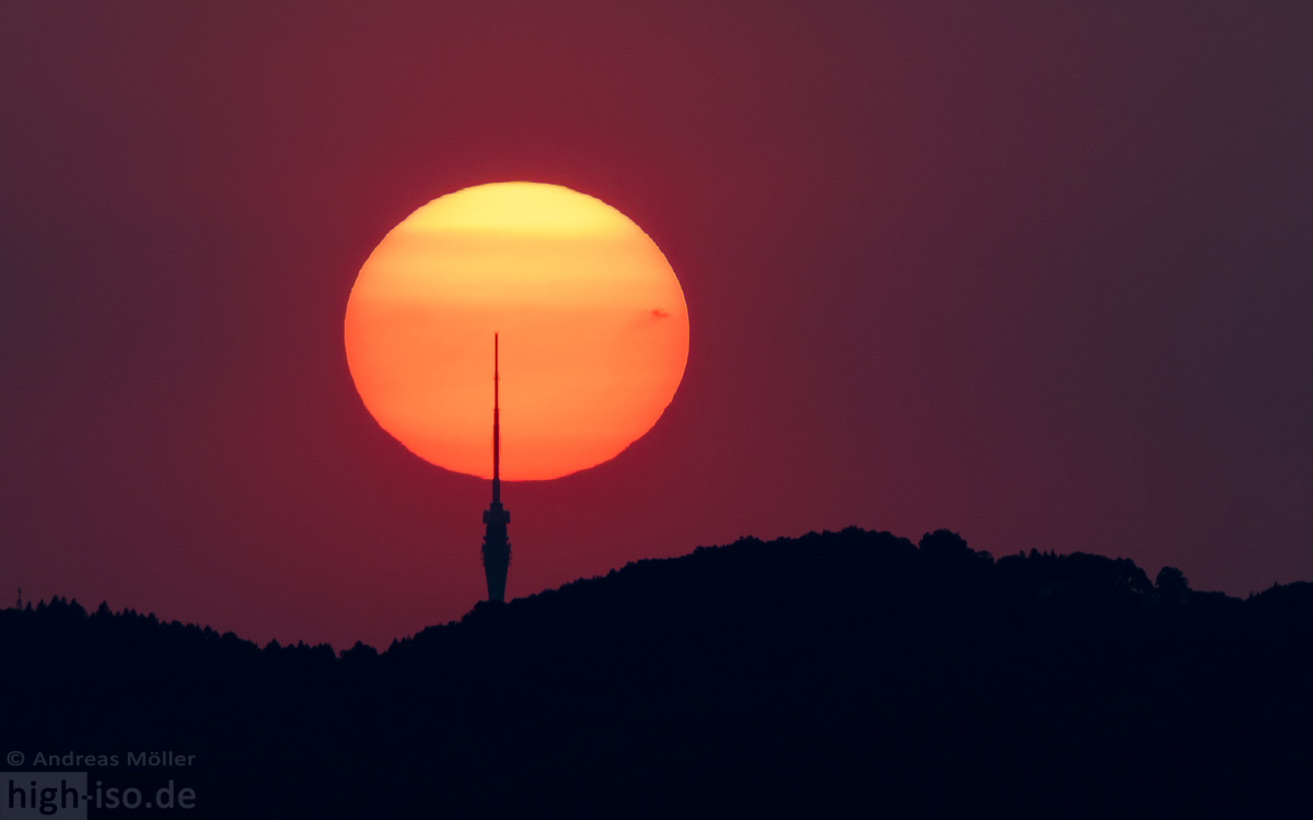 Fernsehturm von Dresden vor der Sonne