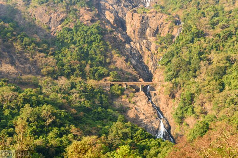 Dudhsagar Wasserfall mit Brücke