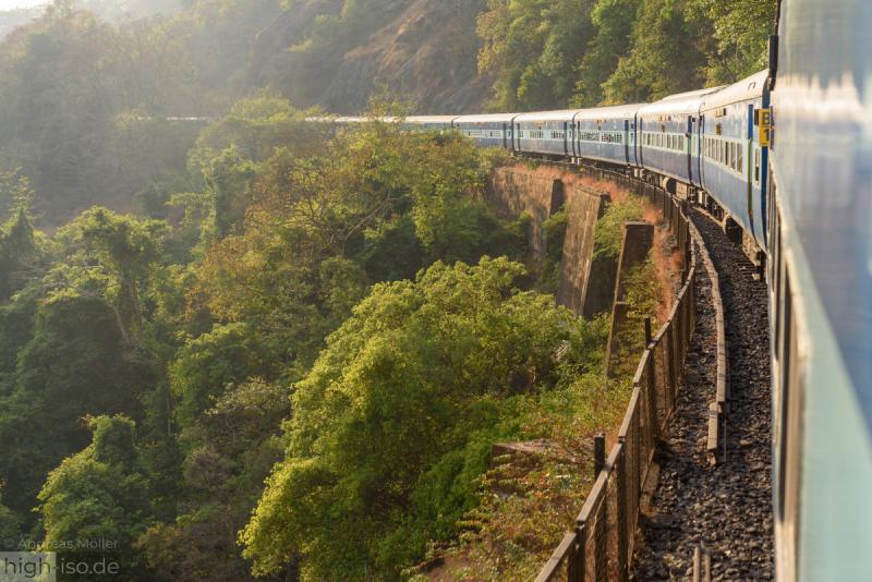 Der Goa-Express fährt durch den Dschungel
